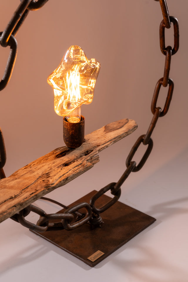 Dettaglio della base e del legno grezzo con lampadina decorativa a forma di stella