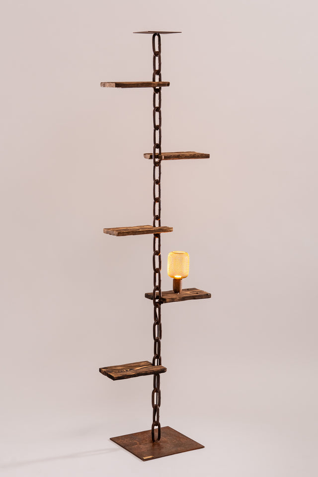 Lampada Rada da terra in catena navale verticale con sei ripiani in legno e una lampadina decorativa a griglia, su base in metallo brunito