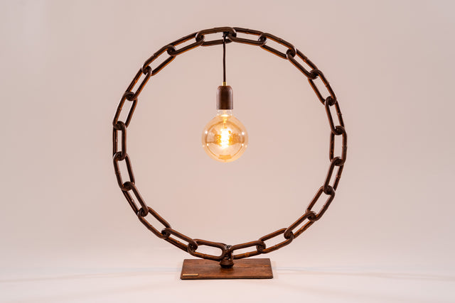 Lampada Alba in catena navale ossidata con luce LED accesa, vista frontale su sfondo neutro.