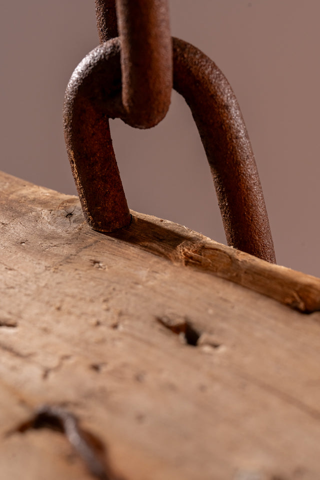 Dettaglio macro dell’innesto tra maglia in ferro e piano in legno marino, con texture materica e imperfezioni autentiche