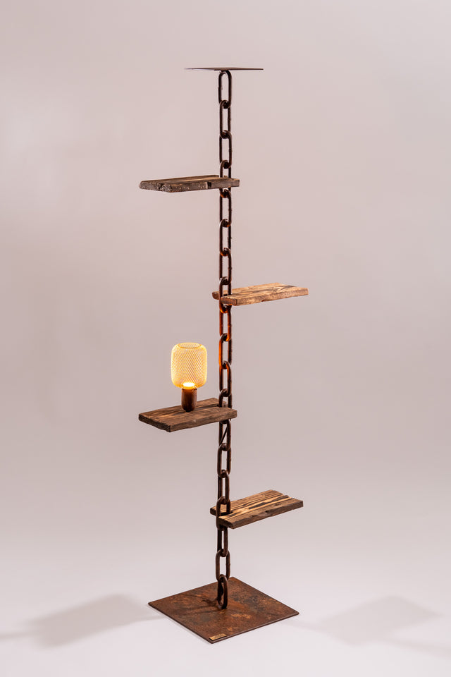 Lampada Baia in stile industriale con struttura in catena navale verticale, quattro mensole in legno recuperato e luce decorativa integrata