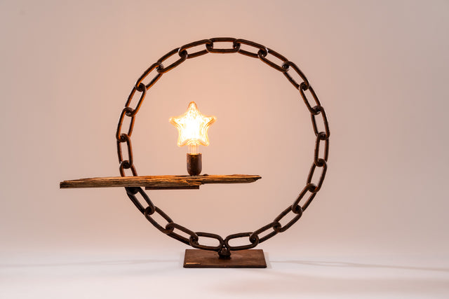 Lampada Bolina artigianale in catena navale con luce a forma di stella su supporto in legno