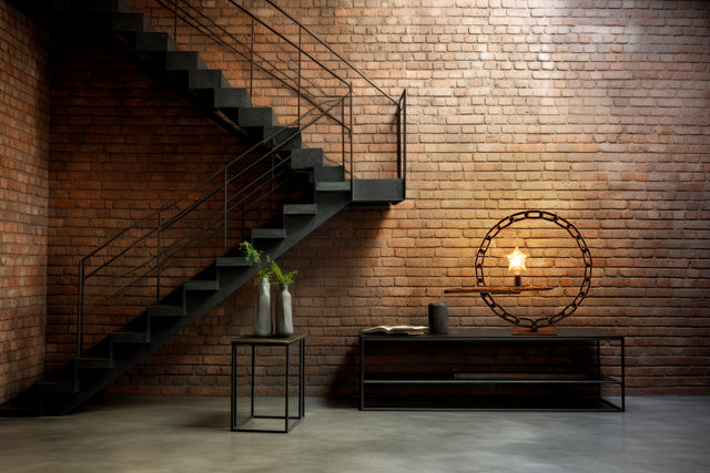  Lampada Bolina ambientata in loft industriale con muro in mattoni e arredo moderno