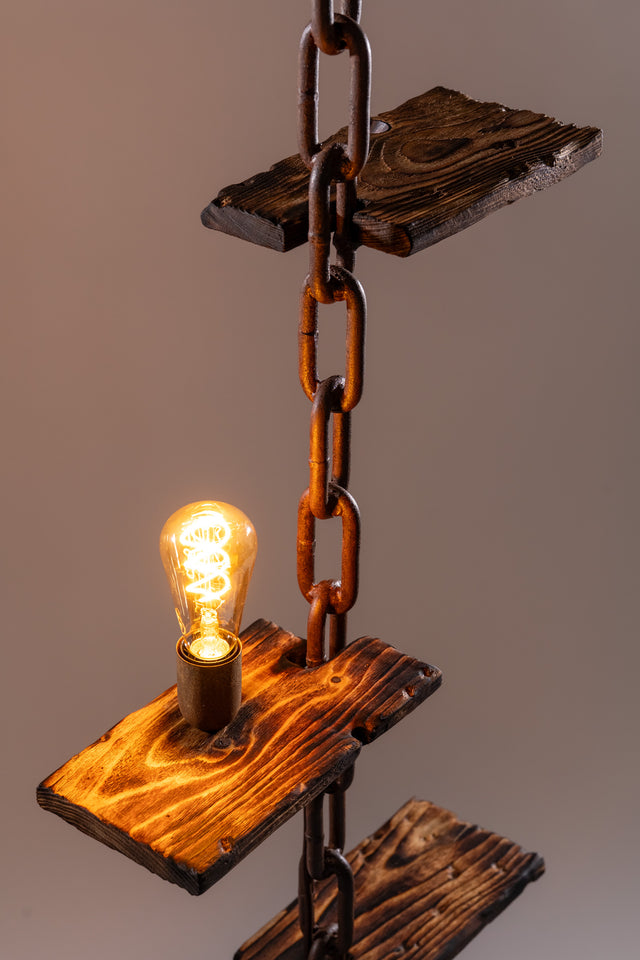 Lampada Caletta da terra in catena navale verticale con tre ripiani in legno marino e lampadina decorativa su base quadrata in metallo