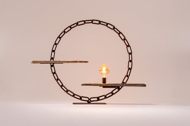 Lampada Galena con doppio ripiano in legno grezzo e luce tonda LED, incorniciata da una catena navale arrugginita in forma circolare