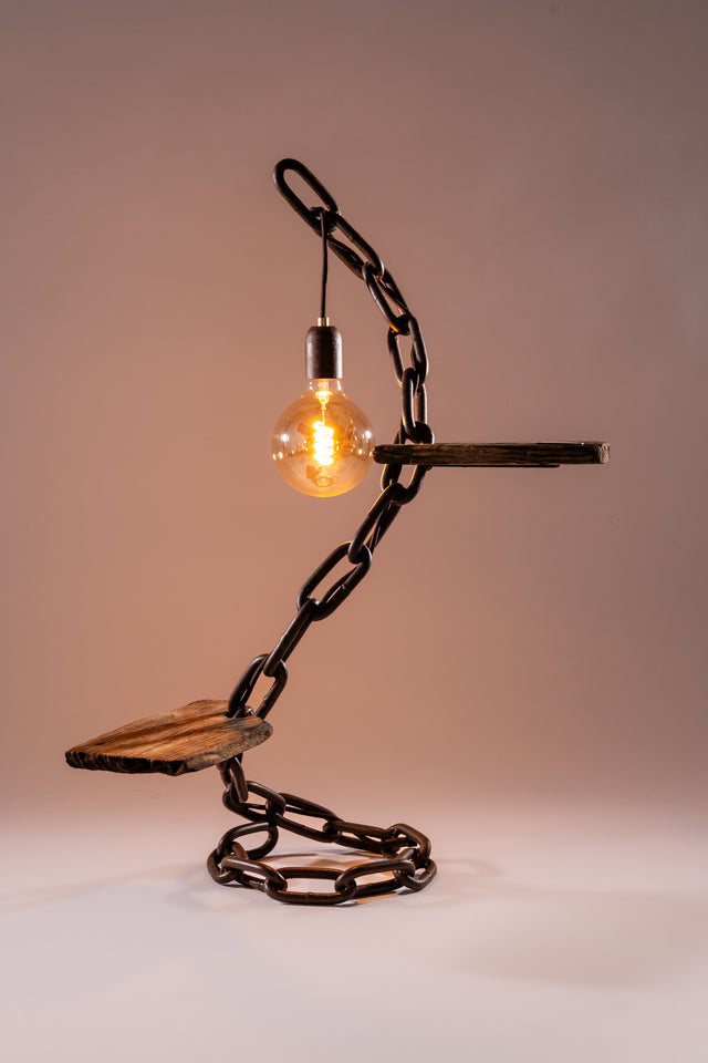 Lampada Marea in catena arrugginita a spirale con doppio ripiano in legno grezzo e luce LED centrale sospesa, cavo visibile alla base