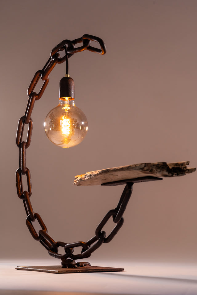 Lampada da tavolo in stile industriale, con luce sospesa e catena navale a forma di C, base in metallo ossidato e cavo visibile