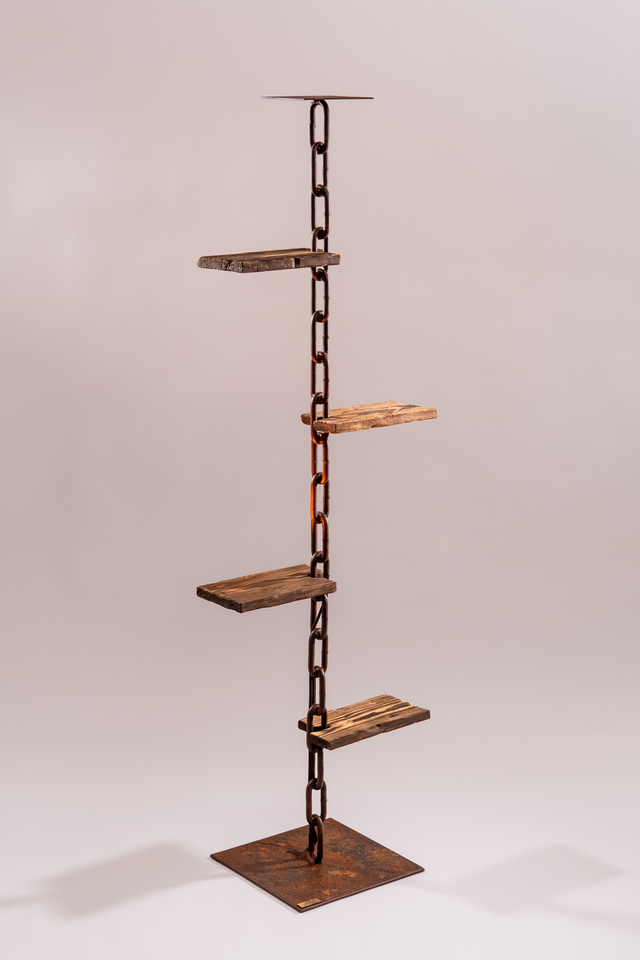 Libreria Baia verticale in catena navale con quattro mensole in legno marino irregolare, base quadrata in metallo ossidato e design industriale artigianale firmato Castena